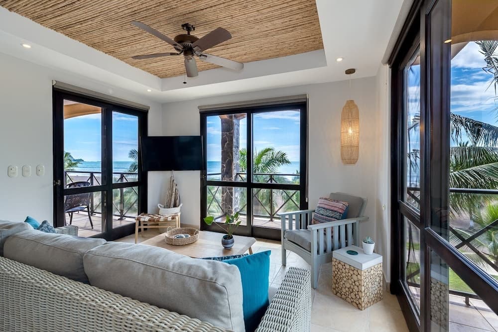 Oceanfront Penthouse / Upscale Roof Terrace