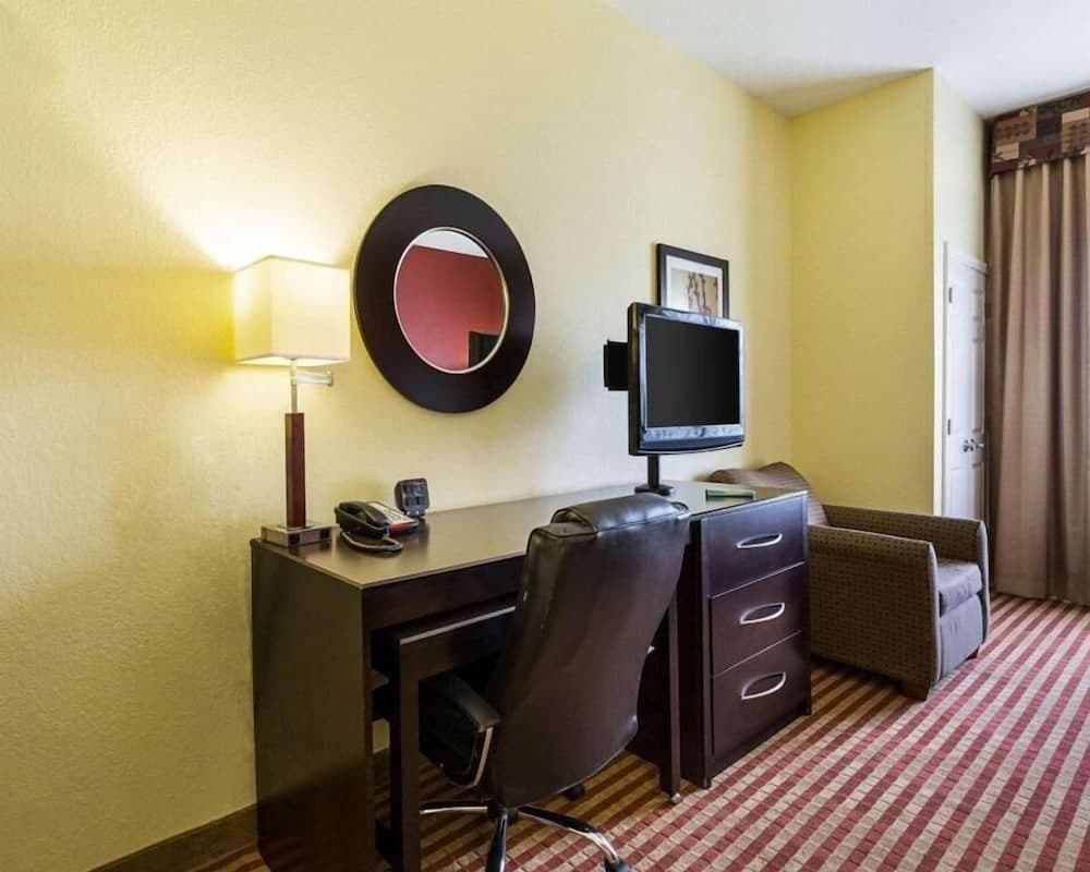 Days Inn & Suites by Wyndham Houston / West Energy Corridor