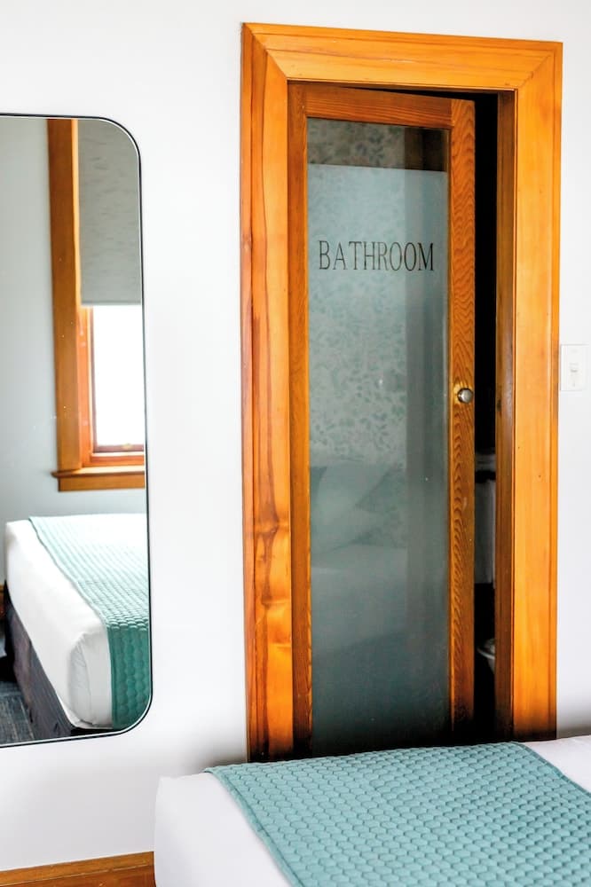 The Cambridge Hotel & Backpackers