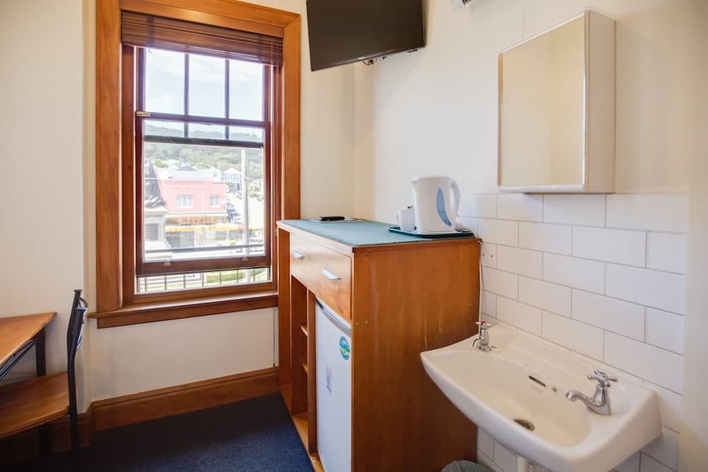 The Cambridge Hotel & Backpackers