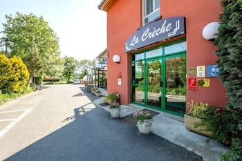 Hôtel-Restaurant La Crèche et sa piscine intérieure - Logis Hôtels