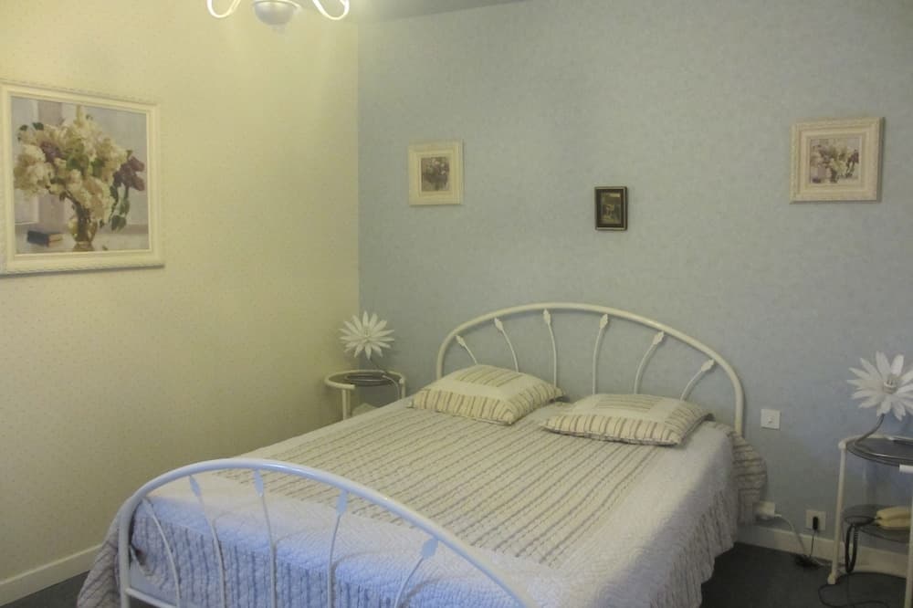 Hôtel-Restaurant La Crèche et sa piscine intérieure - Logis Hôtels