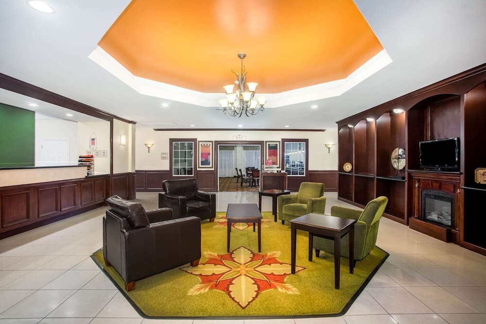 La Quinta Inn & Suites by Wyndham Columbus TX