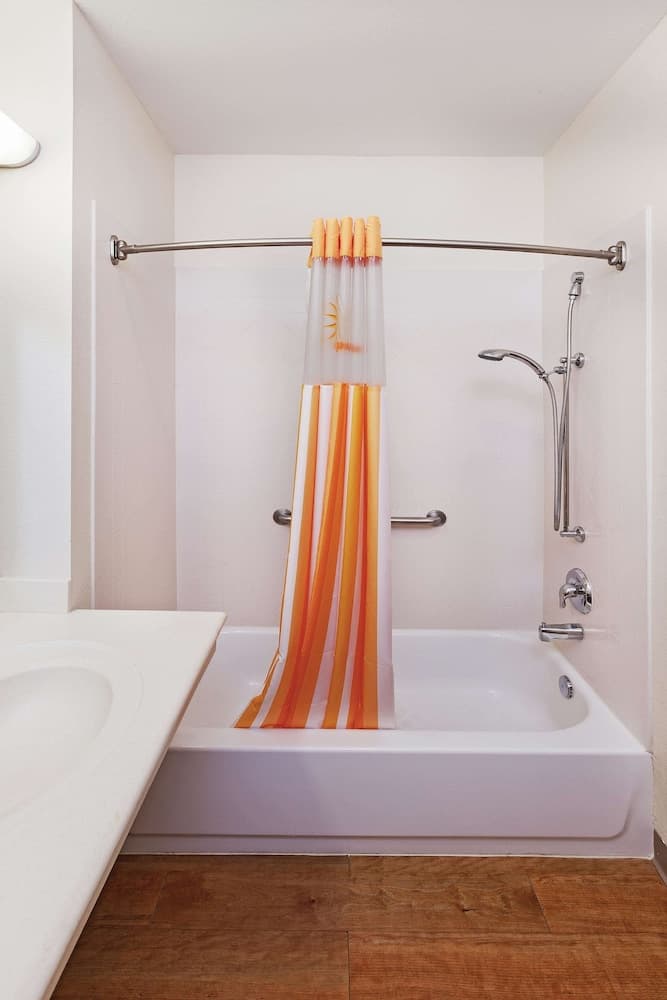 La Quinta Inn & Suites by Wyndham Columbus TX