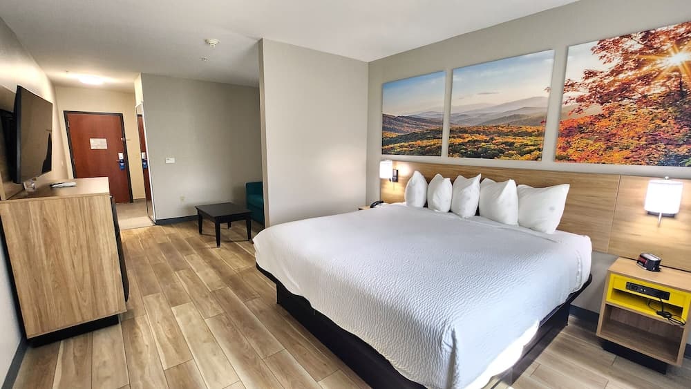 Days Inn & Suites by Wyndham Russellville