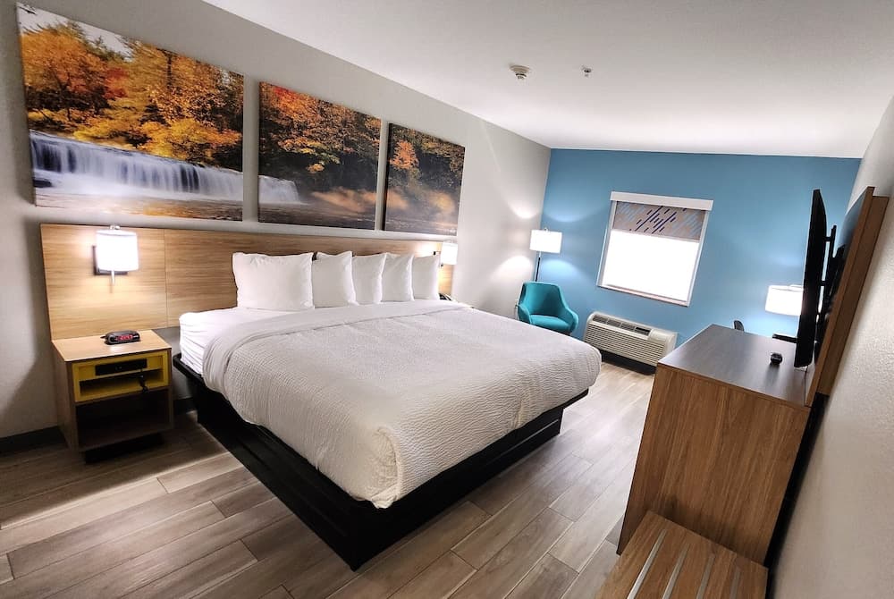 Days Inn & Suites by Wyndham Russellville