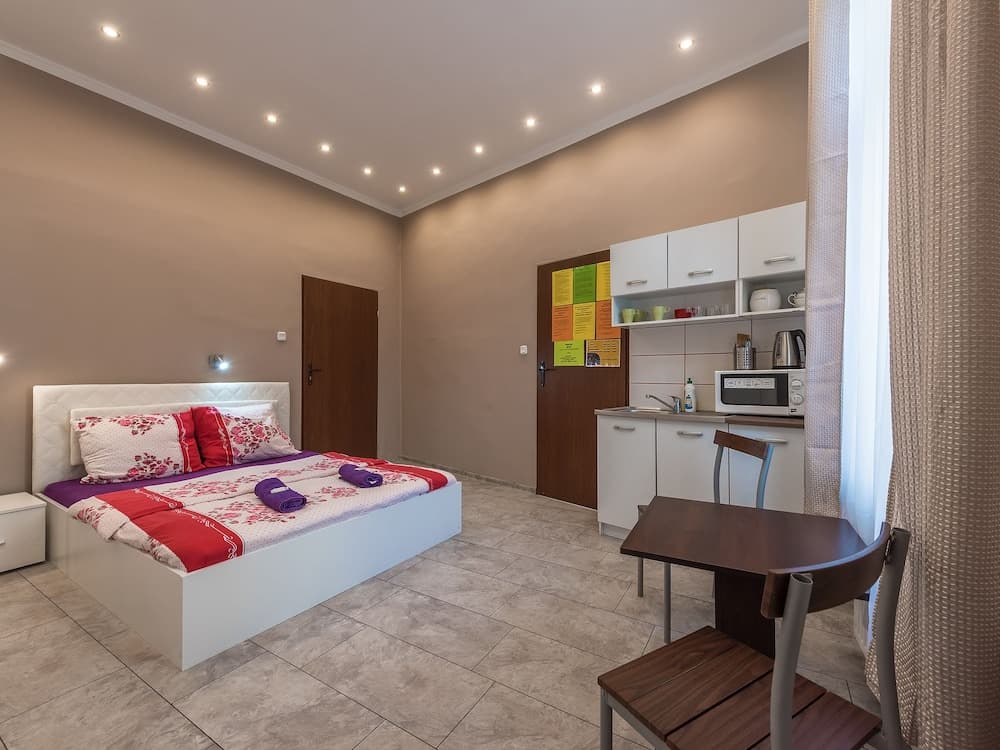 Hostel 70s and Queen Apartments