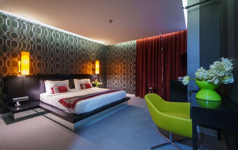 Vernazza Suites Hotel