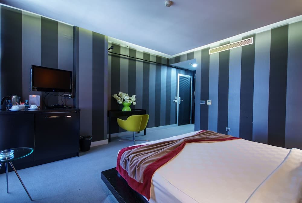 Vernazza Suites Hotel