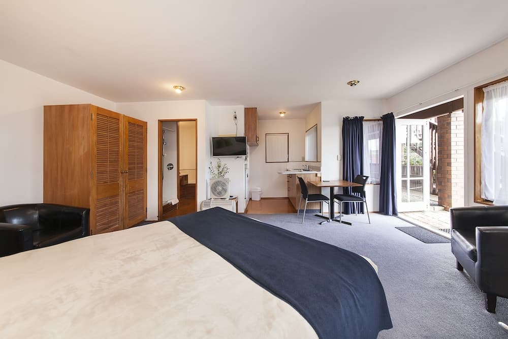 Cascades Lakefront Motel