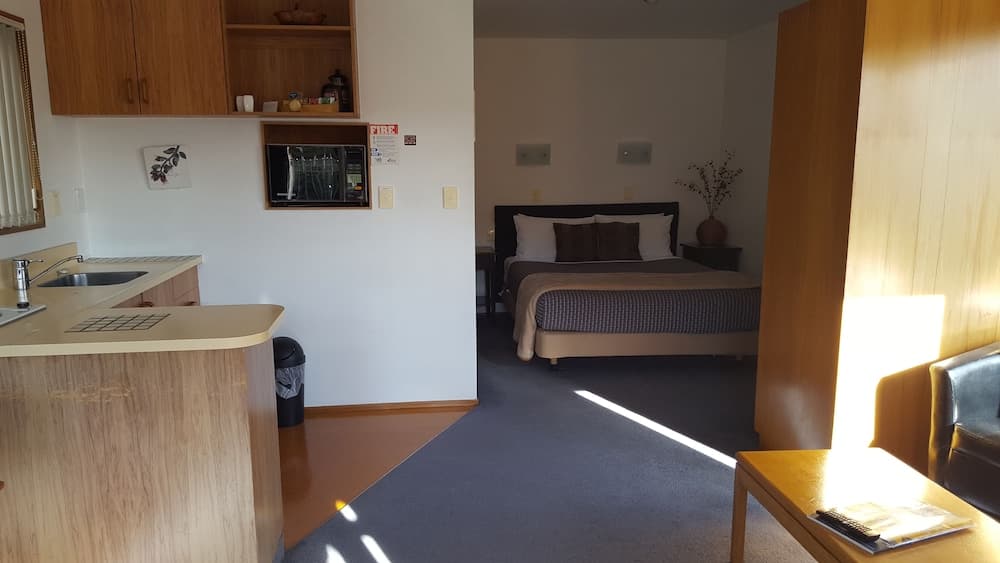 Cascades Lakefront Motel