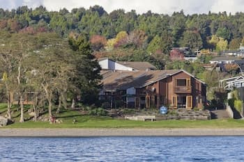 Cascades Lakefront Motel