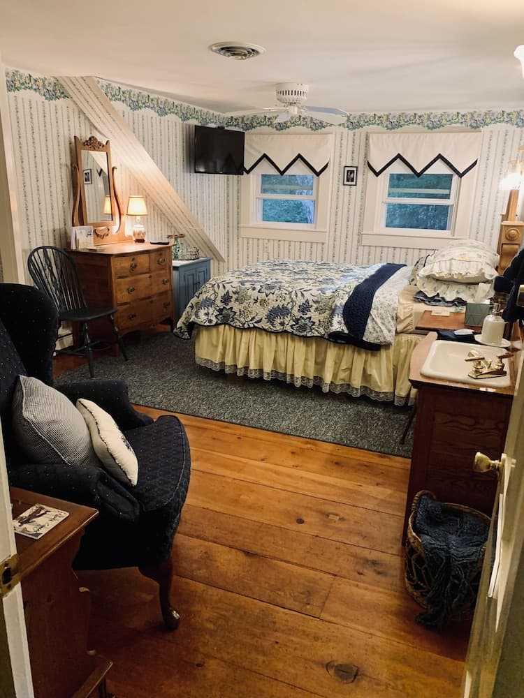 The Buttonwood Inn on Mt. Surprise