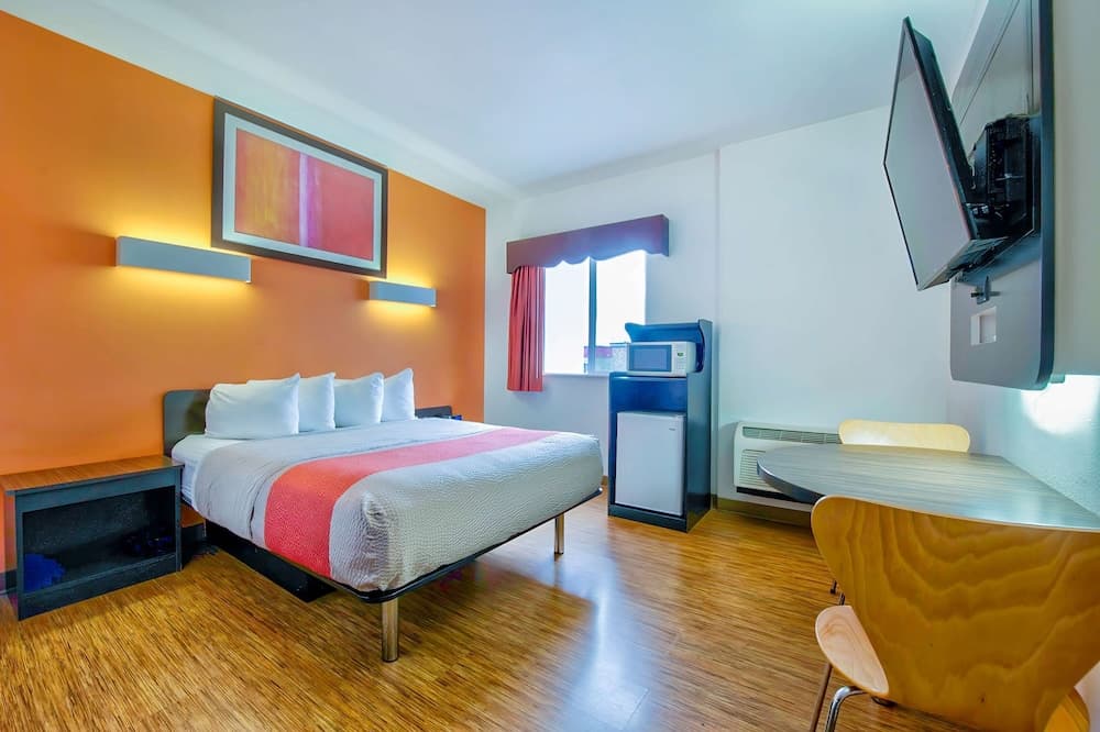 Motel 6 Eagle Pass, TX - Lakeside