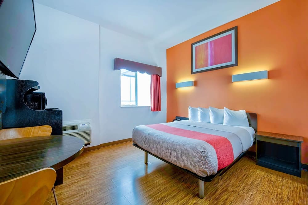 Motel 6 Eagle Pass, TX - Lakeside