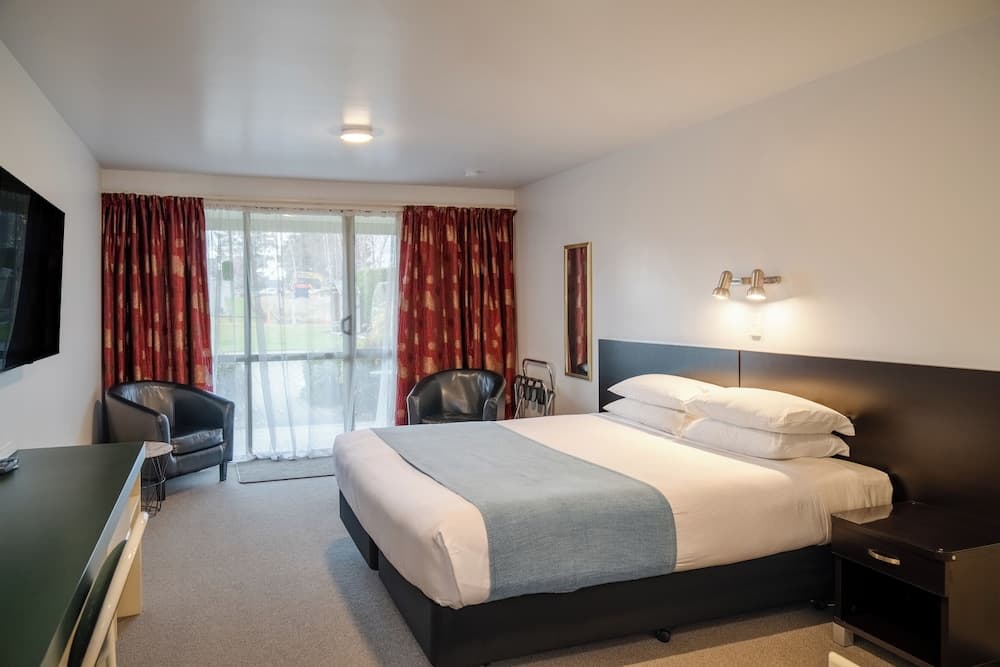 Colonial Manor Motel