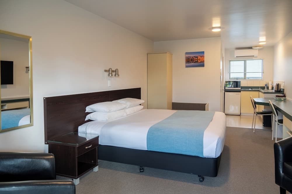 Colonial Manor Motel