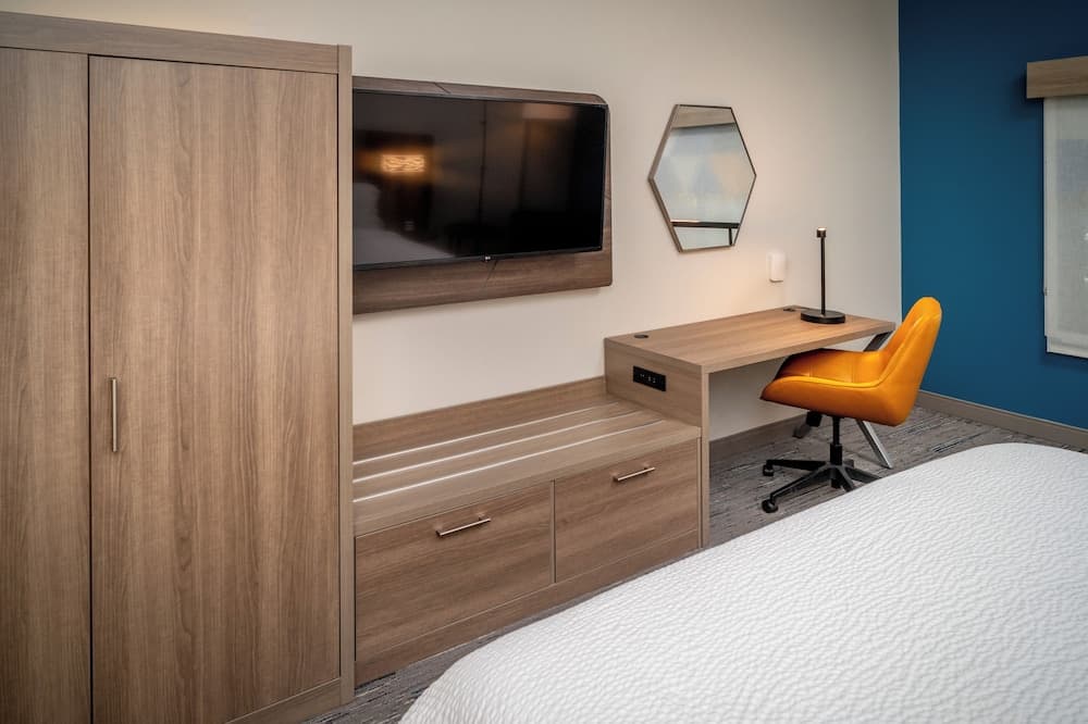 Holiday Inn Express and Suites Fairmont by IHG