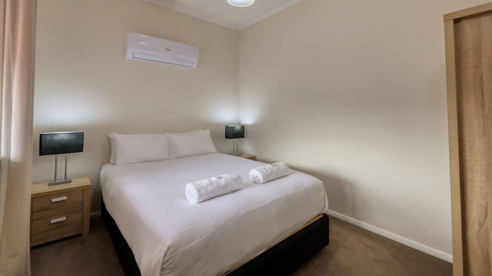 Charles Rasp Motor Inn & Cottages