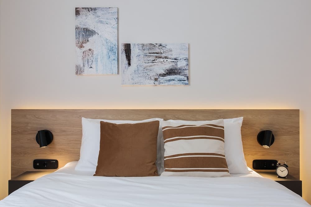 UPSTREET Modern Minimalist 3BD Apt-Hilton