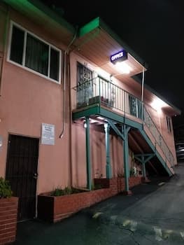 Travis Lodge Motel 16