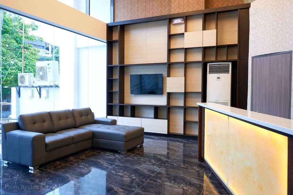 Griffin Hotel and Suites