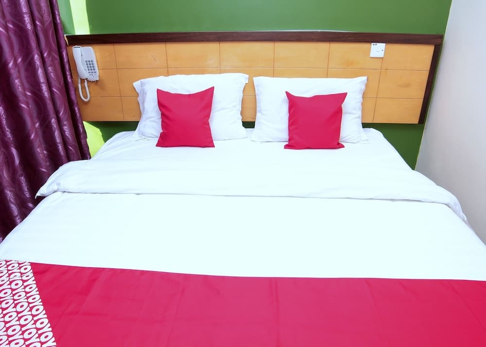 OYO 44054 Holiday Mansion Inn