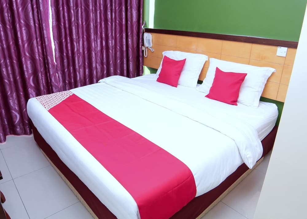 OYO 44054 Holiday Mansion Inn