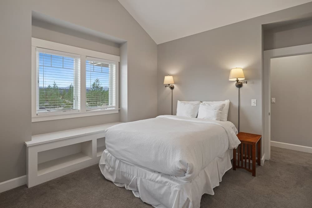 Spacious Five Peaks Home with Soaking Tub and BBQ by RedAwning