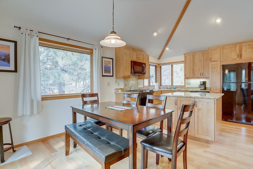 7 Cedar Private Cul-de-sac include Hot Tub with Forest View by RedAwning