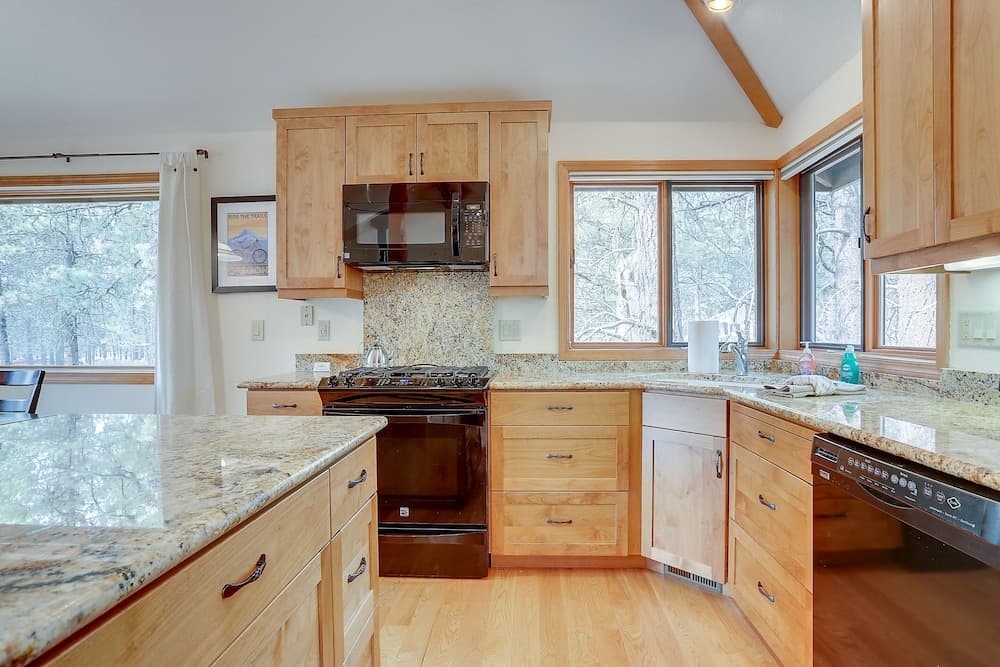 7 Cedar Private Cul-de-sac include Hot Tub with Forest View by RedAwning