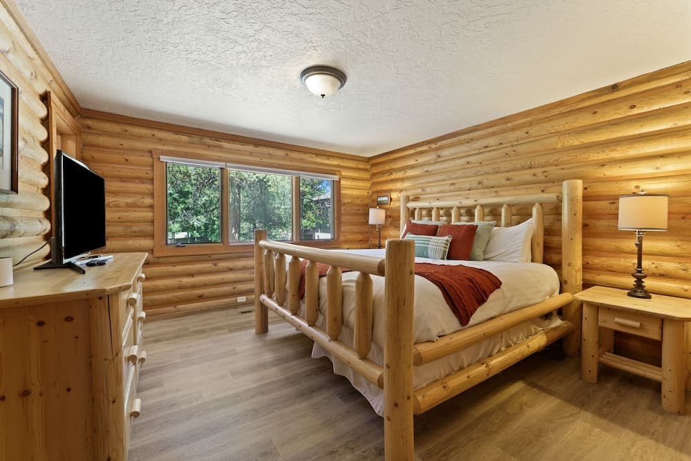 3 Blue Grouse 5 Bedroom Home by RedAwning