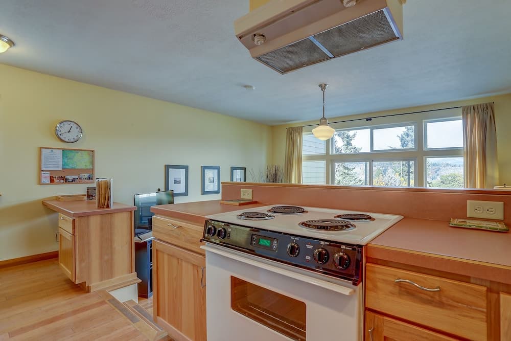 1515 Lincoln 2 Bedroom Townhouse by Redawning