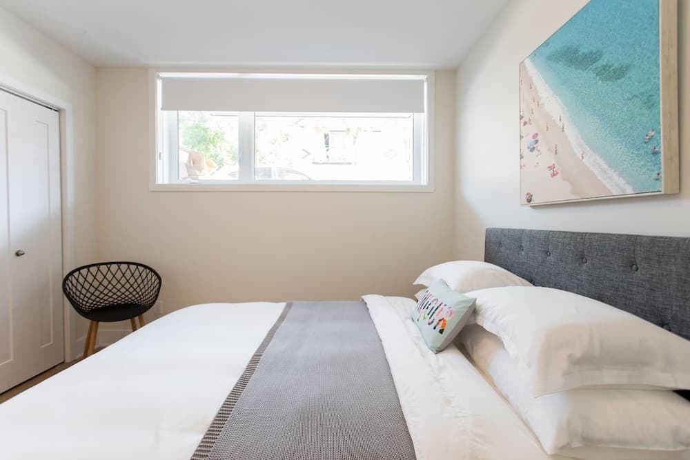 Perfect 2 Bdr, 2 Bath Landing for the Family