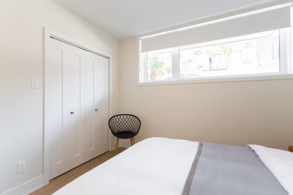 Perfect 2 Bdr, 2 Bath Landing for the Family