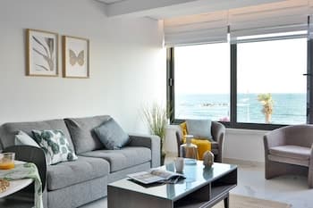 Phaedrus Living Seaview Luxury Marina Court 213
