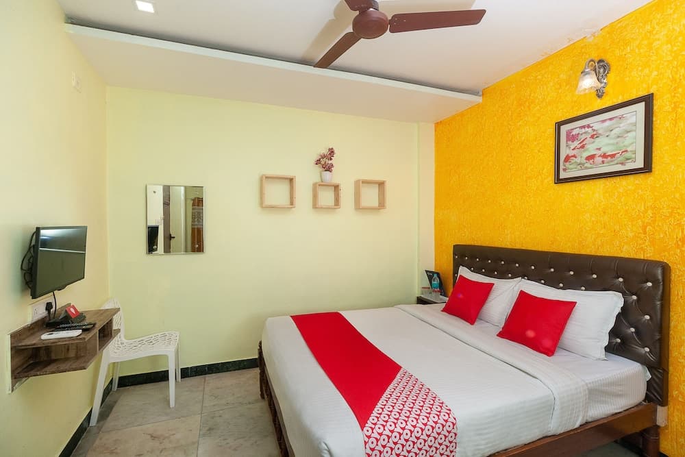 OYO 30579 Royal Palace Marina