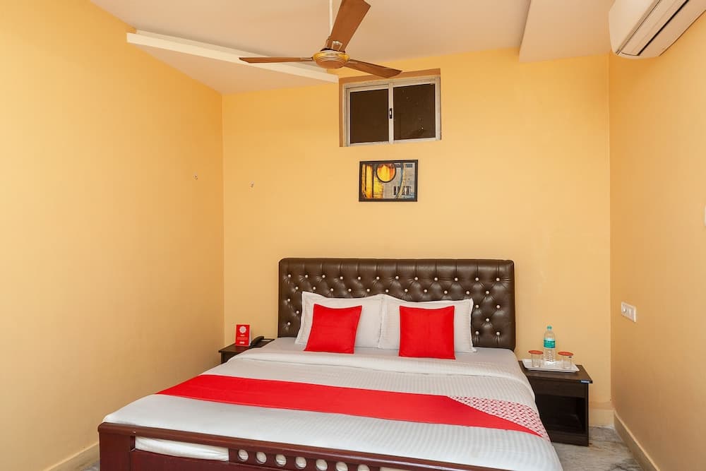 OYO 30579 Royal Palace Marina