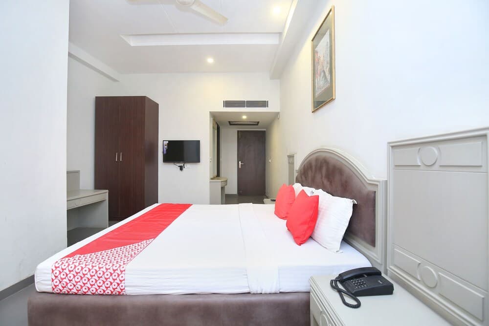 OYO 23498 Hotel Jane Royale