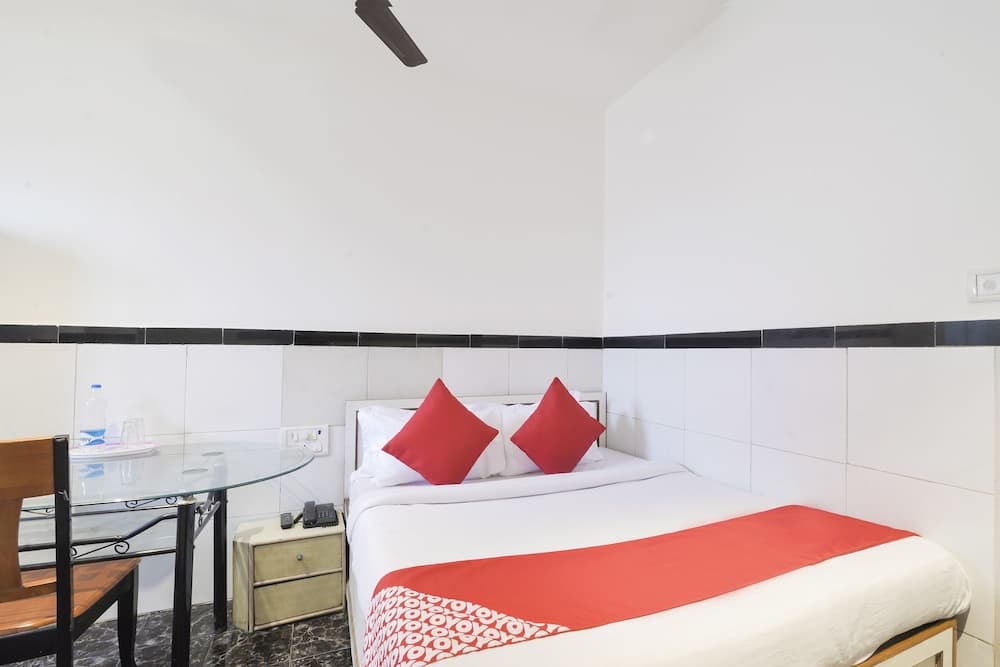 OYO 24337 Akshaya Lodging