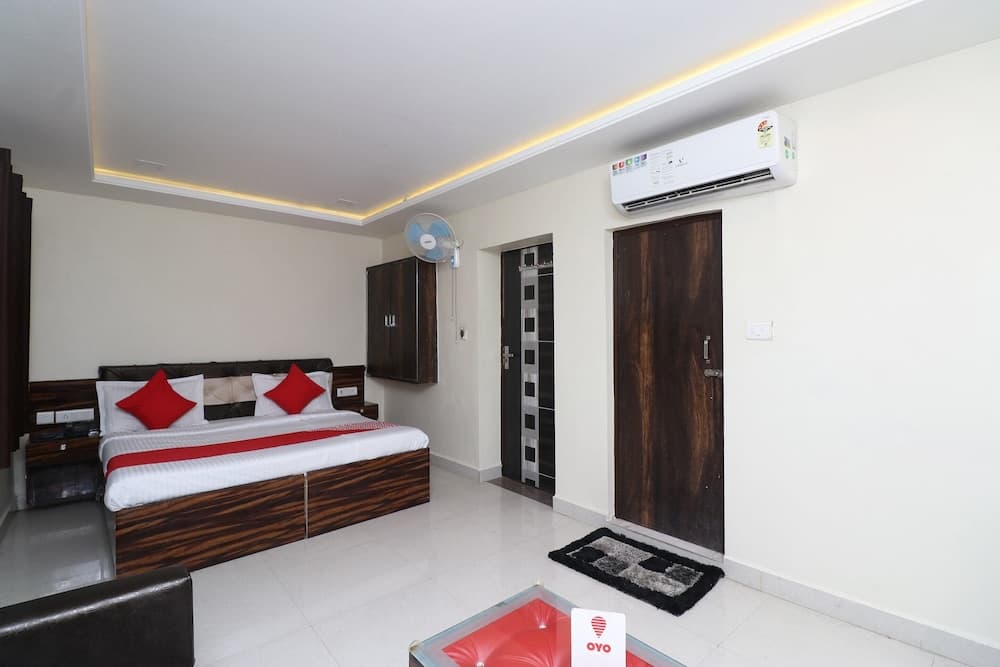 OYO 30884 Hotel Lr Regency