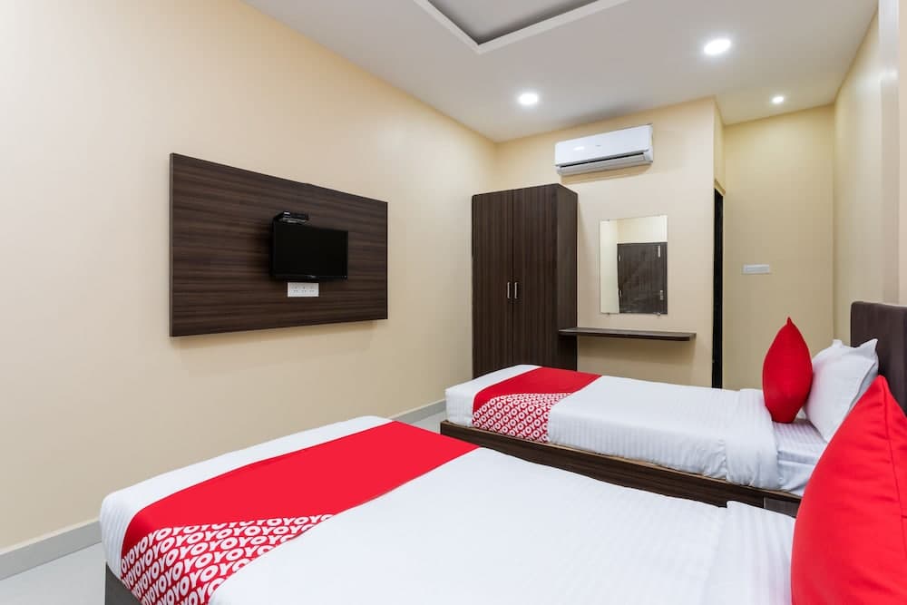 OYO 28247 Hotel SMR Palace