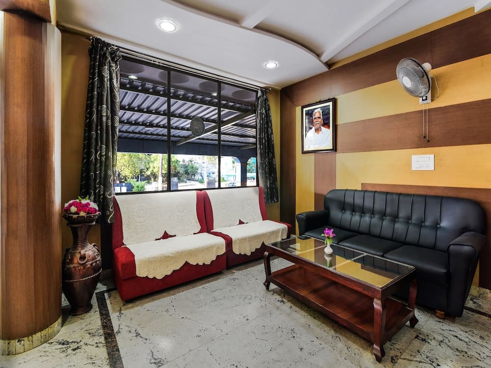 OYO 33010 Hotel Mmr Towers