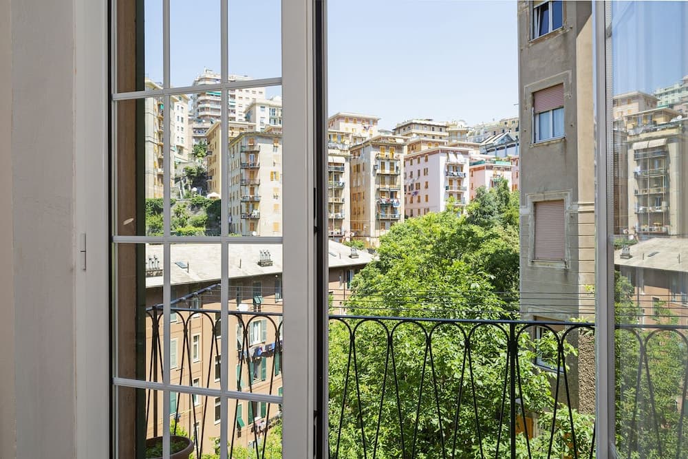 Sunny apartment over the harbor
