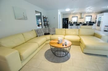 Vacation Home With A Stunning View - 870 3 Bedroom Home by RedAwning