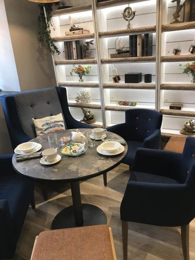 The Estuary Bar and Rooms