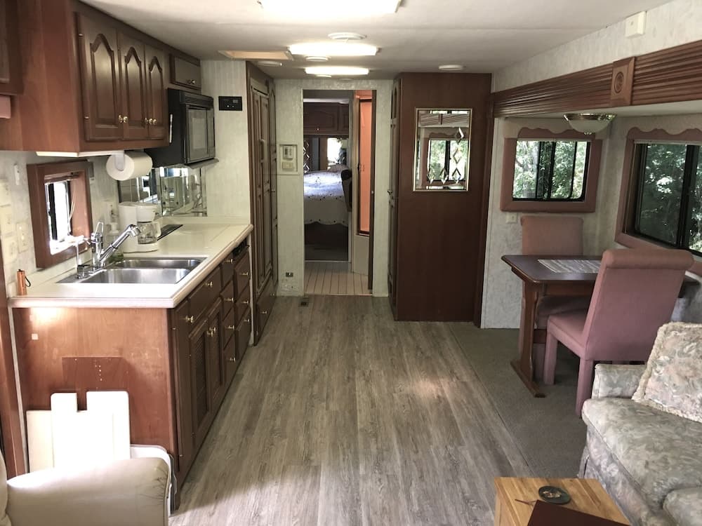 The Great Escape-Shirley with Hot Tub