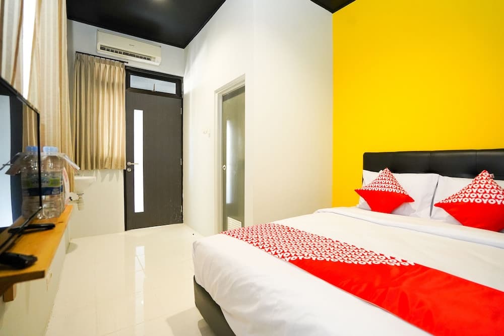 OYO 1293 claudya residence