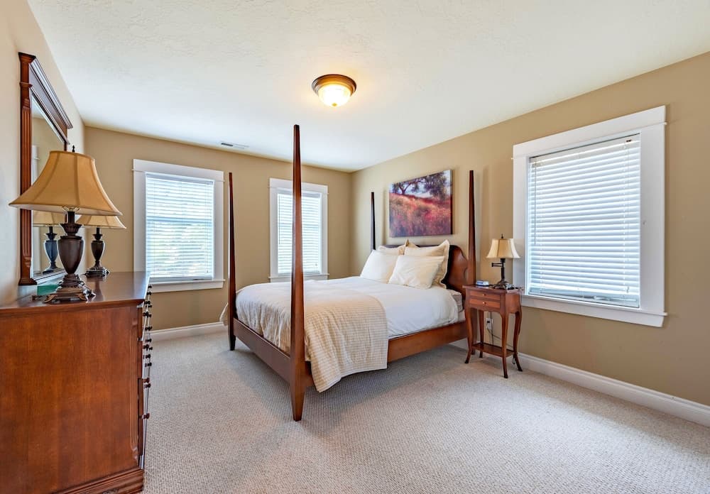 Lincoln House 4 Bedroom Home by RedAwning