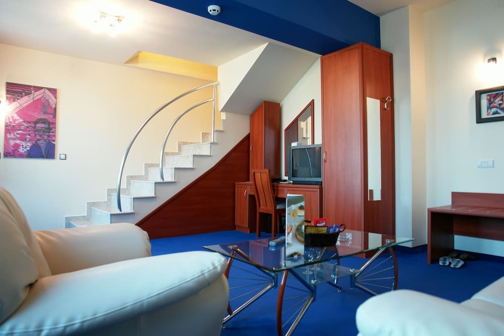 Diplomat Plaza Hotel & Resort